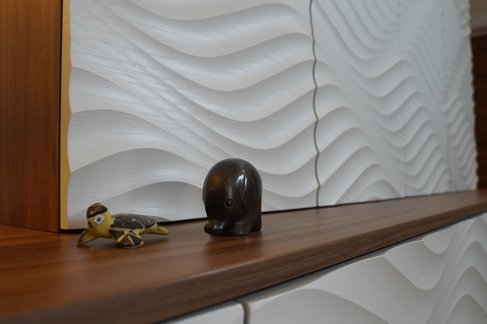 Mid-shelf with ornaments between drawer and wall units